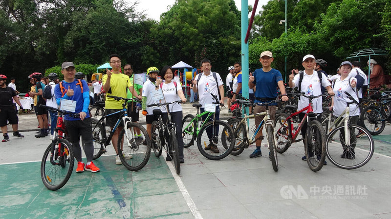 旅居德里台灣人16日參加當地扶輪社主辦的騎單車愛地球活動，展現對環保理念的支持。圖為駐印度副代表陳牧民（右3）偕同代表處人員與參加的台商合影。中央社記者林行健新德里攝  112年7月16日