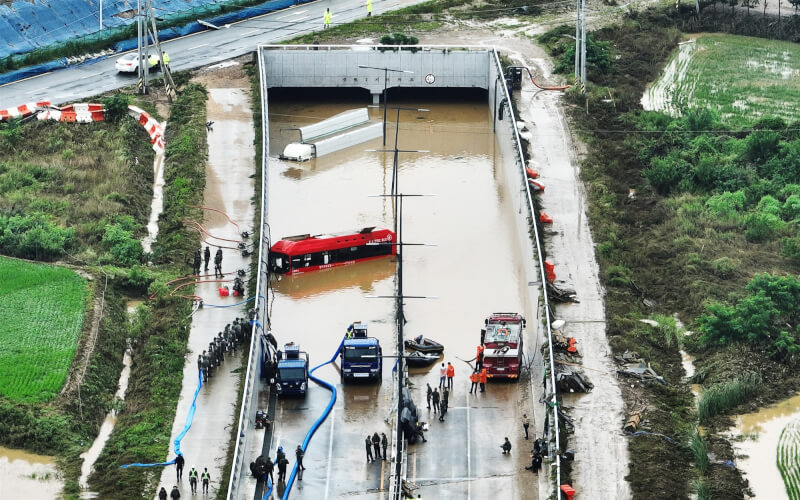 韓國清州一處地下車道遭洪水淹沒，巴士內尋獲8具遺體。（韓聯社）