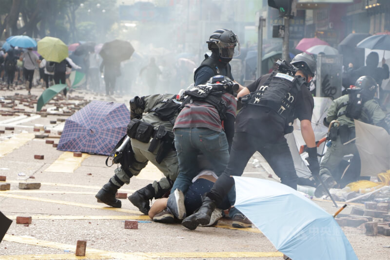 2019年香港反送中運動香港理工大學成為示威主戰場。圖為警察壓制抗議民眾。（中央社檔案照片）