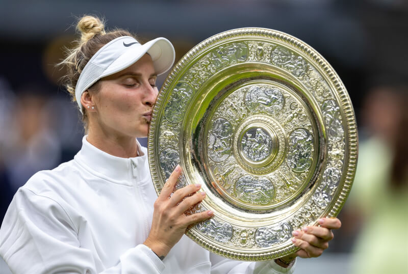捷克選手萬卓索娃（圖）15日在溫布頓網球錦標賽力克突尼西亞名將加博，成為歷年來第一位以非種子身分在溫網女單封后，以及世界排名最低的溫網女單冠軍得主。（圖取自twitter.com/Wimbledon）