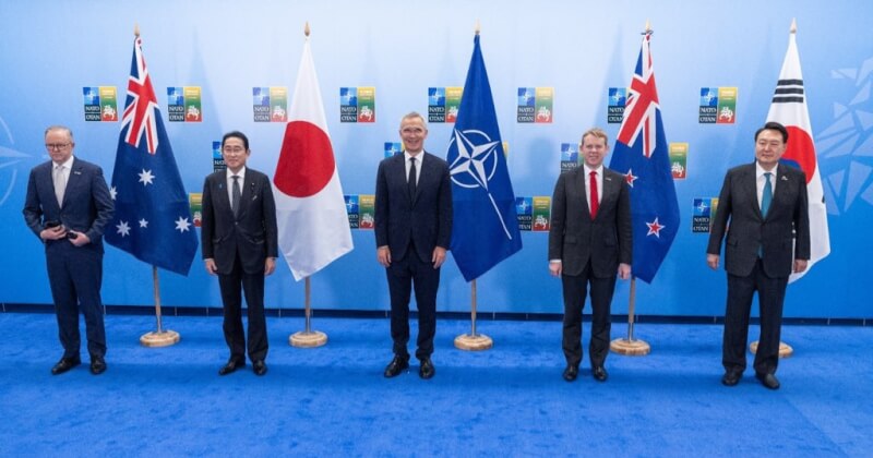 北約日前在立陶宛舉行峰會，日本首相岸田文雄（左2）、澳洲總理艾班尼斯（左1）等領袖出席。（圖取自twitter.com/jensstoltenberg）