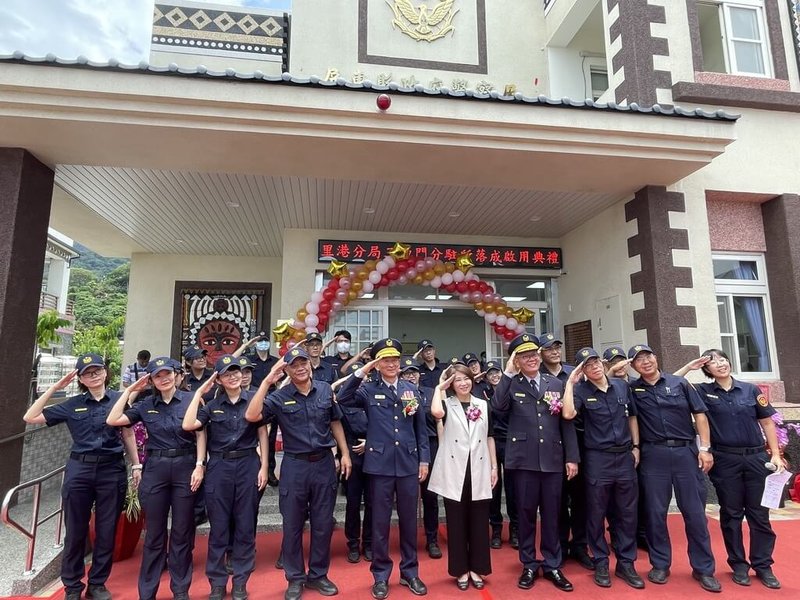 屏東縣警察局里港分局三地門分駐所17日舉行新建辦公廳舍落成啟用典禮，由縣長周春米（前右5）主持。（里港警分局提供）中央社記者李卉婷傳真  112年7月17日