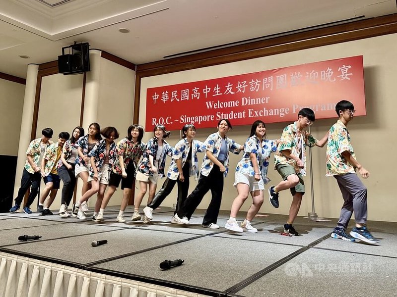 台星高中生交流計畫今年恢復舉辦，60名台灣學生到新加坡與當地學子交流，16日舉行的歡迎晚宴由台灣高中生帶來舞蹈表演，活力十足。中央社  112年7月17日