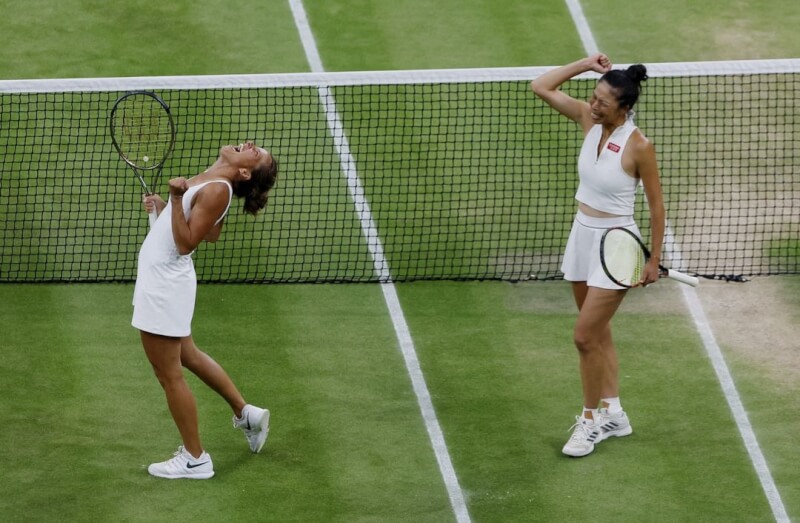 謝淑薇（右）16日與史翠可娃（左）在溫布頓網球錦標賽直落二擊敗比利時和澳洲的組合，第4度奪下溫網女雙冠軍，締造溫網女雙驚人的跨季18連勝。（路透社）