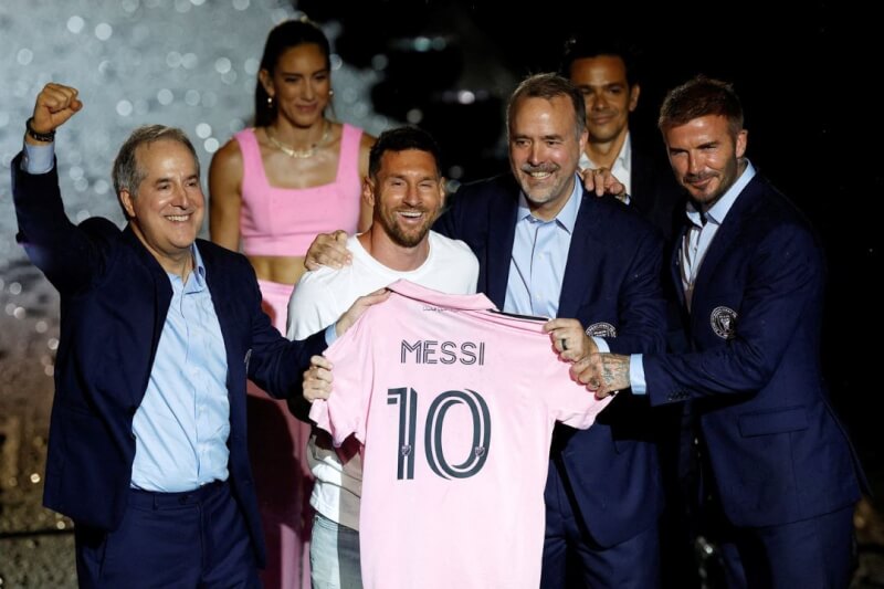 阿根廷足球巨星梅西（前左2）16日正式加盟美國職業足球大聯盟。（路透社）