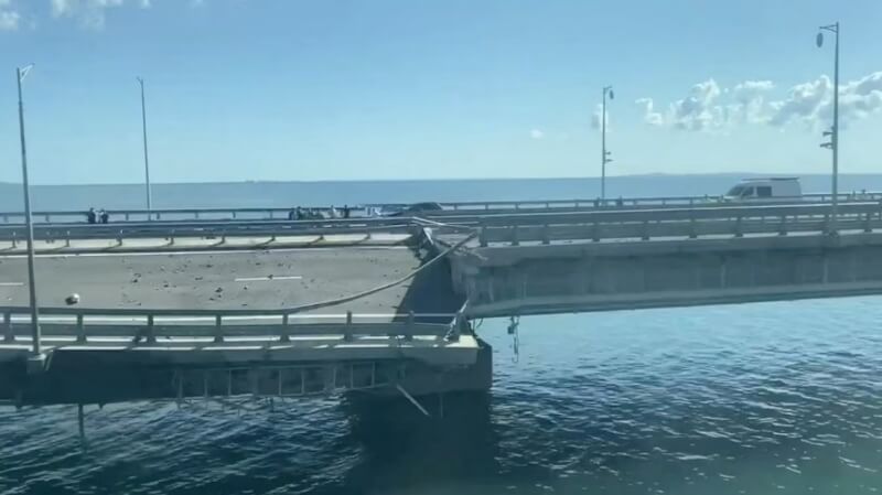 克里米亞大橋17日傳遭水面無人艇攻擊。（Сrimea24tv/Handout via 路透社）