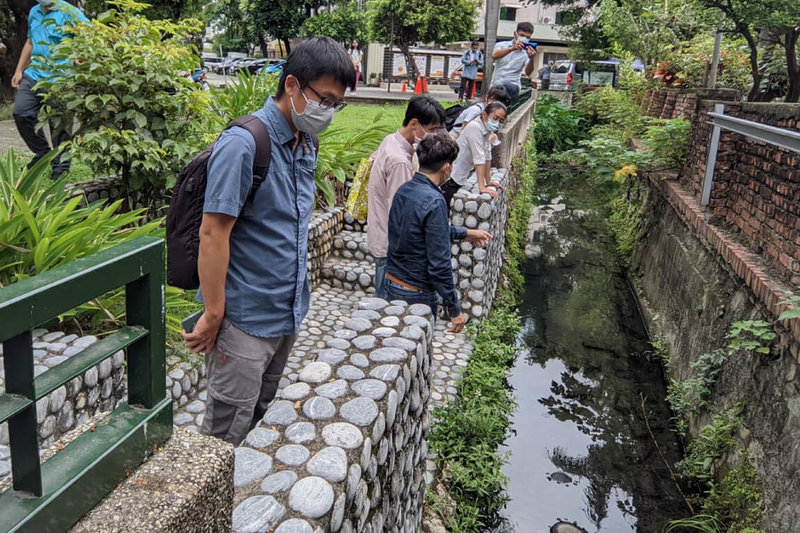 台南市政府都市發展局指出，福安坑溪為清代府城內的左分水，保留至今歷時近300年，僅存露明段位於中西區建興國中校園內與台南浸信會間，具穩定水源及魚類生態，將作為古河道重現第1個示範點。（台南市都發局提供）中央社記者楊思瑞台南傳真  112年7月17日