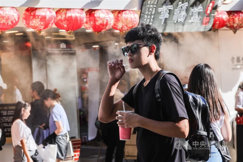 圖為民眾14日在北市西門商圈逛街，戴起太陽眼鏡遮陽。（中央社檔案照片）