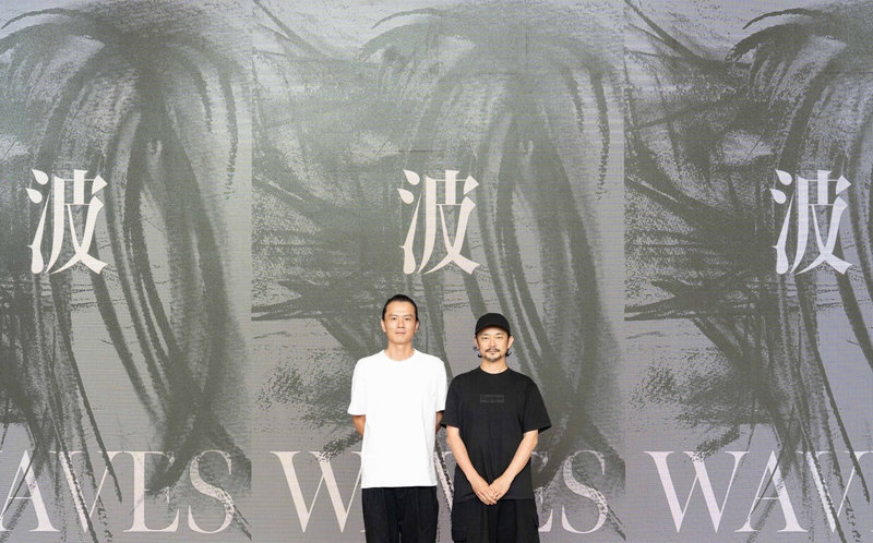 雲門舞集藝術總監鄭宗龍（左）新作「波」與日本新媒體藝術家真鍋大度（右）合作，打開身體與科技結合的可能。（雲門舞集提供）中央社記者趙靜瑜傳真  112年7月17日