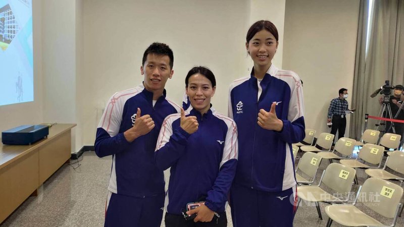 備戰成都世大運、杭州亞運及2024巴黎奧運,國家培訓隊於高雄左營國家運動訓練中心訓練,跆拳道女將羅嘉翎(右)、「舉重女神」郭婞淳(中)、「鞍馬王子」李智凱(左)3名選手備戰中。中央社記者蔡孟妤攝 112年7月17日