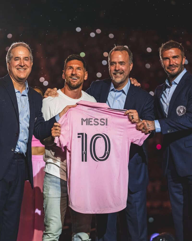 阿根廷足球巨星梅西（左2）正式加盟美國職業足球大聯盟。（圖取自facebook.com/InterMiamiCF）