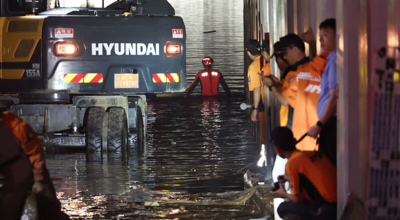 韓國連日豪雨引發大範圍洪災與山崩，消防人員17日在清州下水道持續搜救受困民眾。（韓聯社）