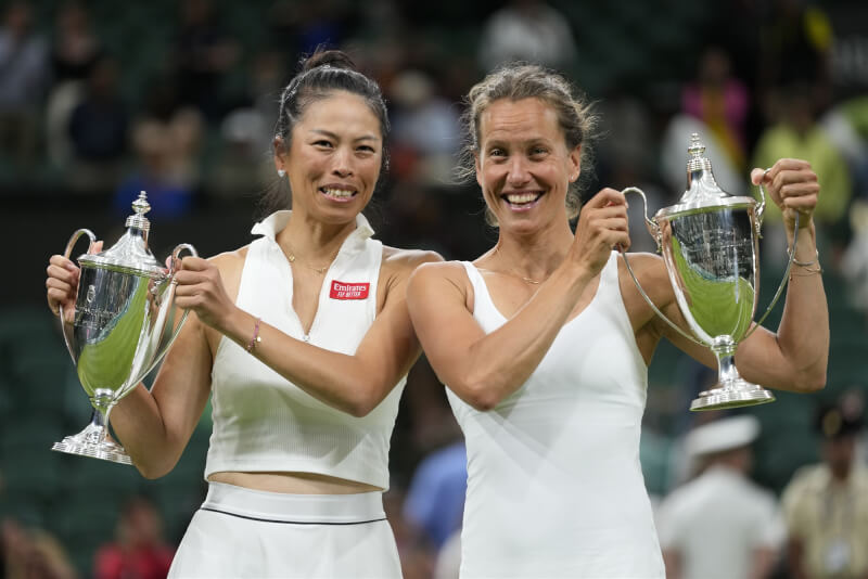 台灣一姊謝淑薇（左）16日與捷克老搭檔史翠可娃（右）聯袂抱走兩人合作的第二座溫布頓網球錦標賽女雙冠軍，也收下個人第6座大滿貫女雙金盃。（美聯社）