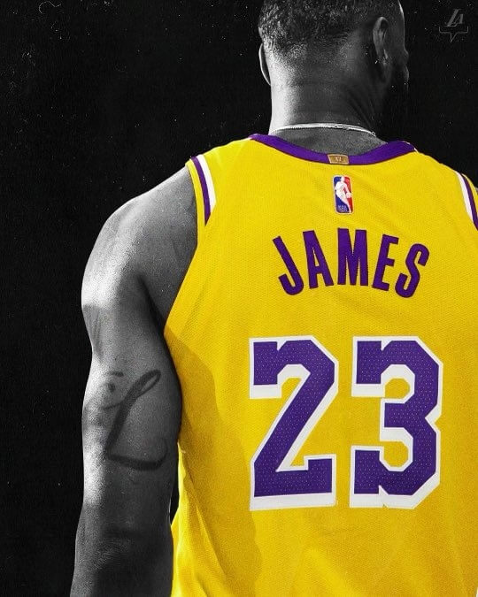 NBA洛杉磯湖人隊在社群媒體上釋出詹姆斯將背號換回23號的宣傳照。（圖取自twitter.com/Lakers）