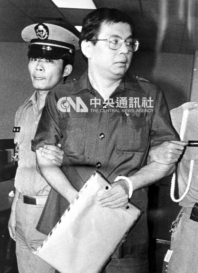 台北地方法院1985年7月18日首次開庭調查台北市第十信用合作社弊案，提訊在押被告十信理事主席蔡辰洲（前）。（中央社檔案照片）