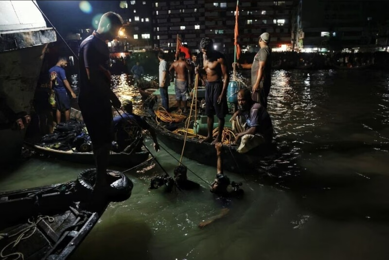 孟加拉一艘交通船16日在首都達卡的一條河沉沒，20多人失蹤，救難人員持續搜救。（路透社）
