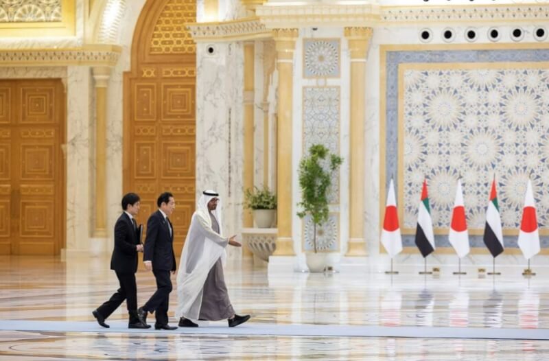 日本首相岸田文雄（中）17日抵達阿拉伯聯合大公國訪問，討論雙方在清潔氫、氨供給和回收碳燃料方面的合作。（Ryan Carter/UAE Presidential Court/Handout via 路透社）