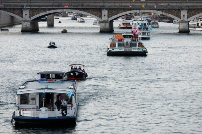 距離巴黎奧運開幕大約還有一年，約40艘船17日在市中心塞納河參與大規模開幕式預演。（路透社）