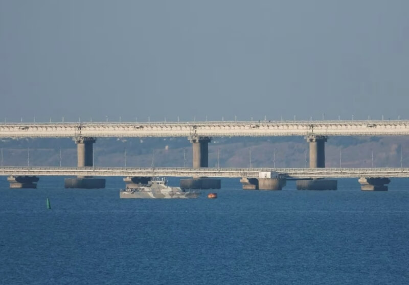 17日一艘武裝船駛過克里米亞大橋。（路透社）