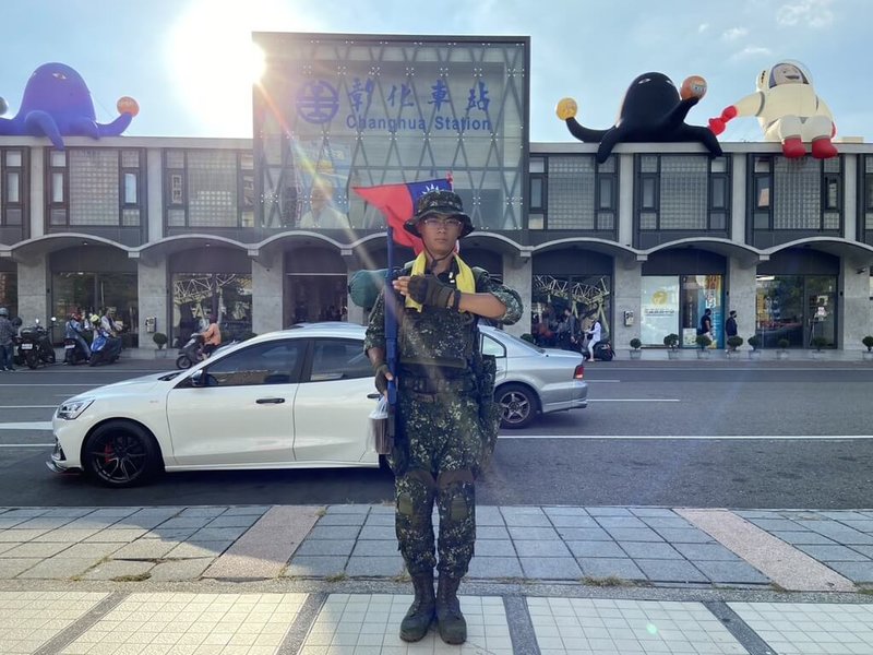 剛退伍的蔡姓民眾決定穿軍服環島，希望喚起民眾對中共威脅的關注，提高全民抗敵的意識。（蔡姓民眾提供）中央社記者吳昇鴻傳真 112年7月18日