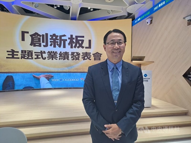 微發光二極體（MicroLED）廠錼創科技董事長李允立18日在台灣證券交易所舉辦「創新板」主題式業績發表會表示，未來一兩年將鎖定超大尺寸電視市場，接下來是穿戴裝置，後續才是車用市場。中央社記者潘智義攝  112年7月18日
