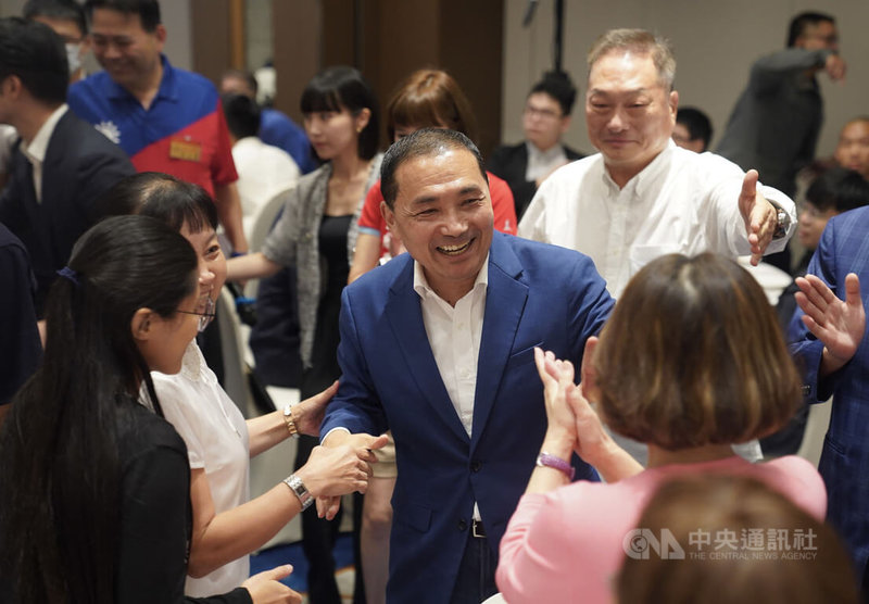 台北市商業會及開元聯誼會18日在台北成立國民黨總統參選人侯友宜（中藍色外套者）後援會，東森集團總裁王令麟（後右白衣者）出席，陪同侯友宜逐桌向支持者致意。中央社記者徐肇昌攝 112年7月18日