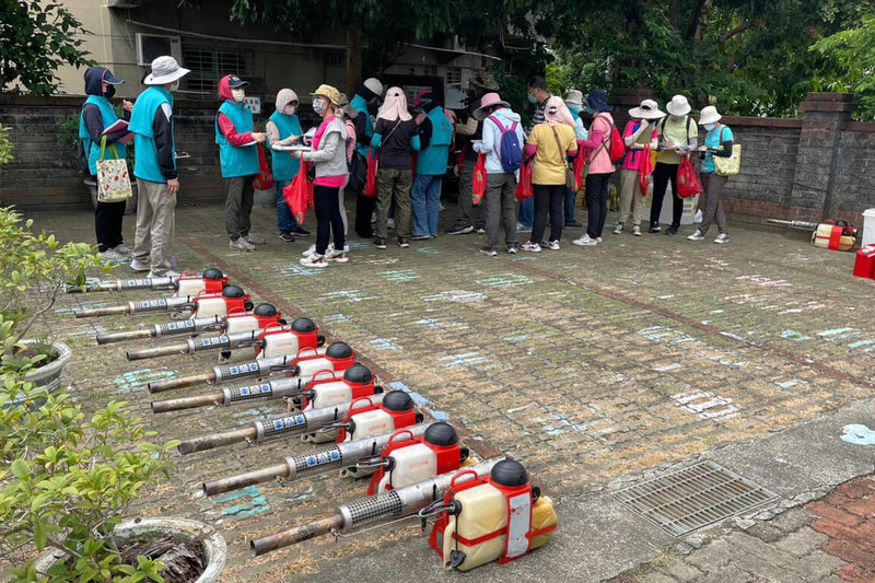 台南市18日新增17例登革熱確診病例，集中在東區、仁德區、永康區，市府防疫人員持續投入各項防治工作。（台南市政府提供）中央社記者楊思瑞台南傳真  112年7月18日