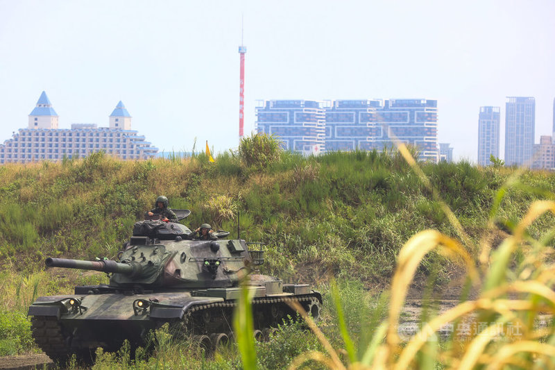 國軍18日上午於新北八里海灘舉行反登陸操演預演，裝甲車輛於戰術位置待命。中央社記者游凱翔攝 112年7月18日