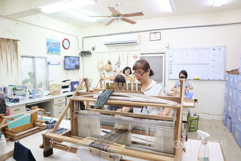第12屆總統文化獎得主公布,花蓮縣噶瑪蘭族發展協會獲在地希望獎,香蕉株從種植取纖到編織等複雜工作,是密集的農業勞動,香蕉絲所表現的不只是編織布料與作品,還充滿噶瑪蘭族人的汗水、感情及精神價值。中央社記者李先鳳攝 112年7月18日