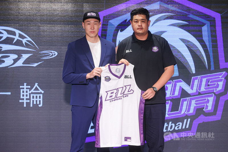 超級籃球聯賽（SBL）選秀會18日下午在台北登場，手握狀元籤的彰化柏力力隊首輪挑走身高200公分的蒙古籍中鋒蘇格爾（左），也讓他成為SBL史上首名外籍生選秀狀元。中央社記者鄭清元攝 112年7月18日