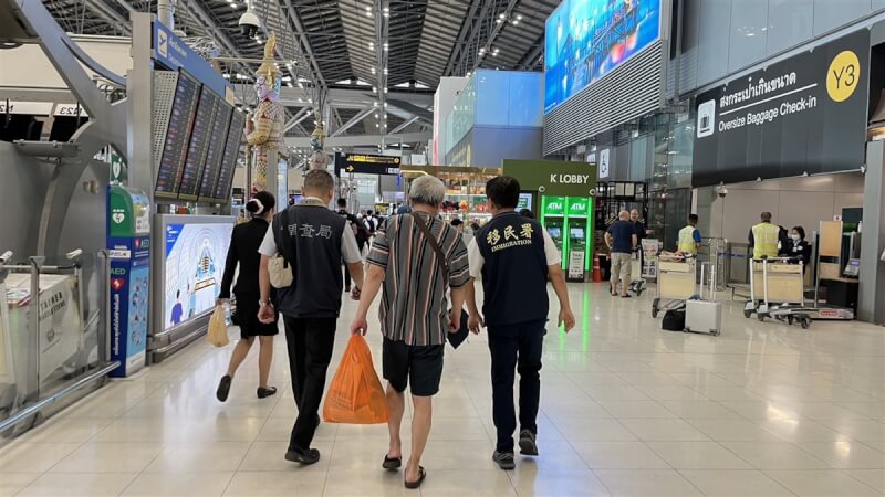 因涉嫌吸金詐欺、遭法務部調查局通緝超過20年的陳智燦(右2)和劉美雪近日在泰國曼谷落網。調查局及內政部移民署駐泰秘書和泰國執法機關合作,18日早上將兩人押解回台。(駐泰國代表處提供)中央社記者呂欣憓曼谷傳真 112年7月18日