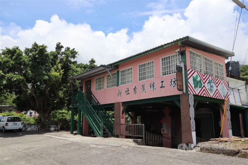 花蓮縣噶瑪蘭族發展協會在新社部落成立「新社香蕉絲工坊」,結合部落大學招收學員不分種族,除噶瑪蘭族外,還有阿美族、泰雅族、新住民等,也不分男女老幼,只要願意都歡迎來學,努力發展傳承香蕉絲編織文化。中央社記者李先鳳攝 112年7月18日