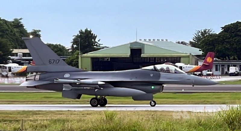 國軍漢光39號實兵演習月底進行，18日一早展開預演，F-16V戰機首次降落台東民用豐年機場，約半小時掛彈及加油後再度升空。中央社記者盧太城台東攝 112年7月18日