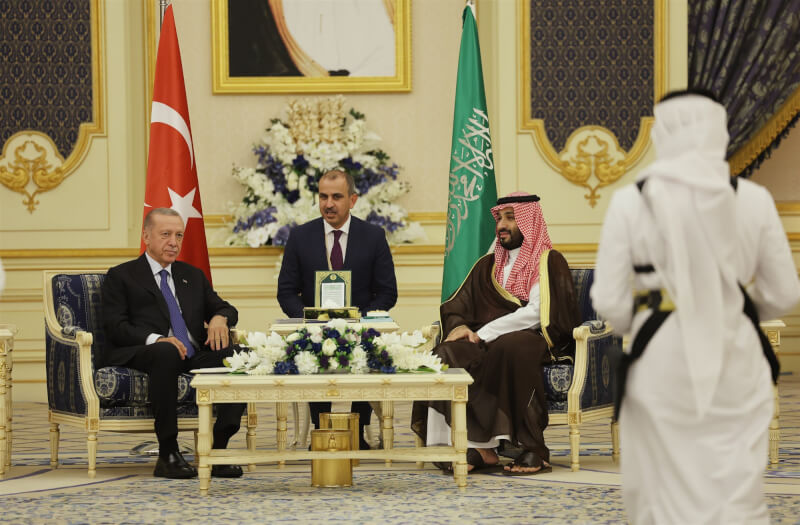 土耳其總統艾爾段（左1）與沙烏地事實上的統治者、王儲穆罕默德．沙爾曼（左3）17日會談。（安納杜魯新聞社）