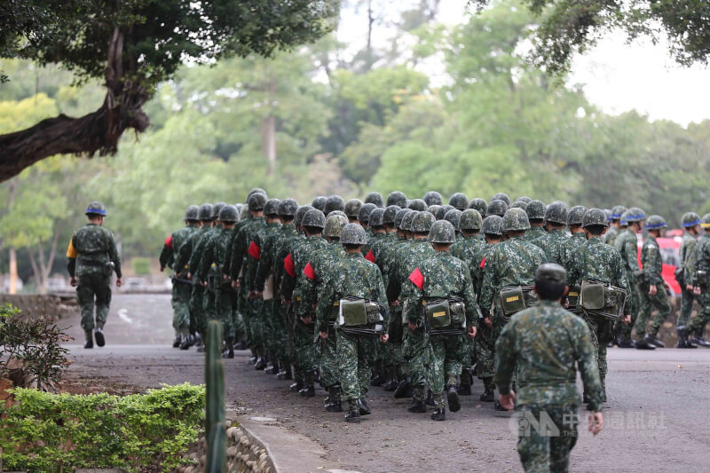 美國前防長艾斯培指出，若台灣義務役期再恢復為4個月，可能讓外界質疑台灣的自我防衛決心。圖為義務役入伍受訓。（中央社檔案照片）