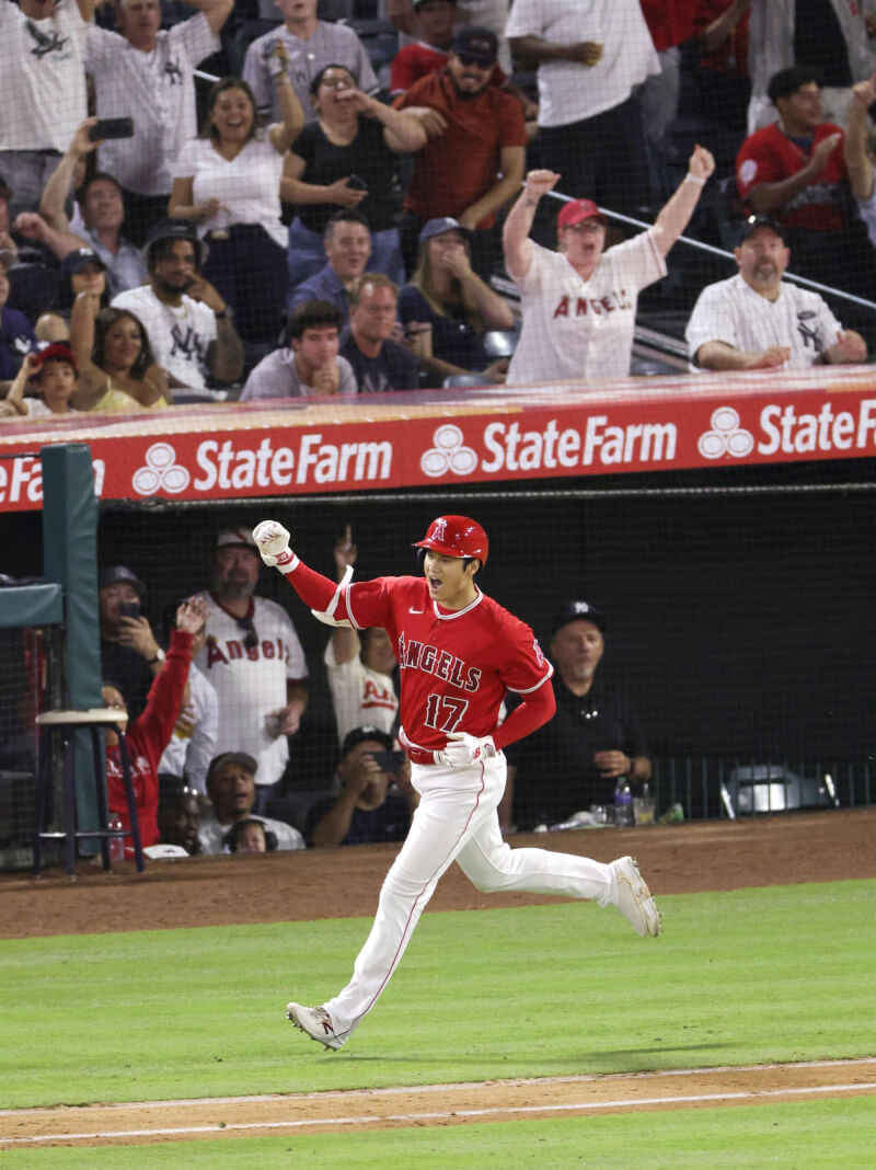 MLB洛杉磯天使球星大谷翔平（前）18日敲出本季第35支全壘打，穩居大聯盟全壘打王。（共同社）