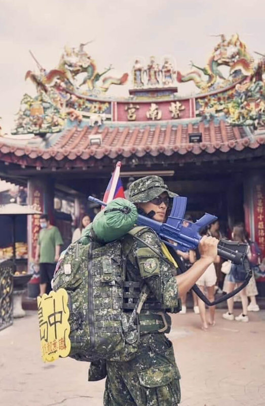 剛退伍的蔡上兵穿軍服、全副武裝展開環島行程，希望喚起民眾對國防議題的關注。（蔡姓上兵提供）中央社記者吳昇鴻傳真 112年7月18日