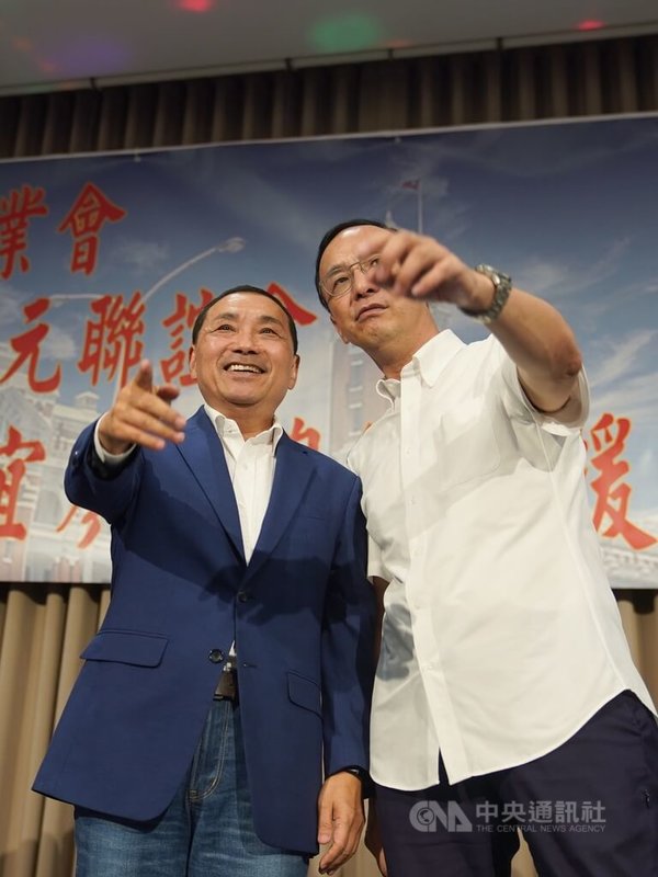 國民黨總統參選人侯友宜（左）與國民黨主席朱立倫（右）18日晚間同台出席「侯友宜競選總統台北市商業會及開元會後援會」成立大會，兩人會中互動。中央社記者徐肇昌攝 112年7月18日