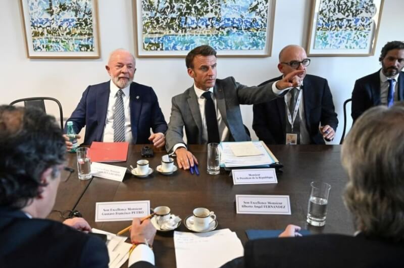 約50位歐洲聯盟、拉丁美洲和加勒比海國家領導人在比利時首都布魯塞爾進行高峰會。圖為法國總統馬克宏（後中）、巴西總統魯拉（後左1）會面。（EMMANUEL DUNAND/Pool via 路透社）