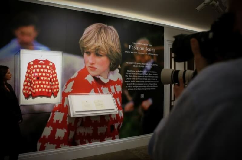 已故英國黛安娜王妃生前穿過一件紅底毛衣，上頭圖案是白羊群中有一隻黑羊。這件衣服將於8月底拍賣。（路透社）