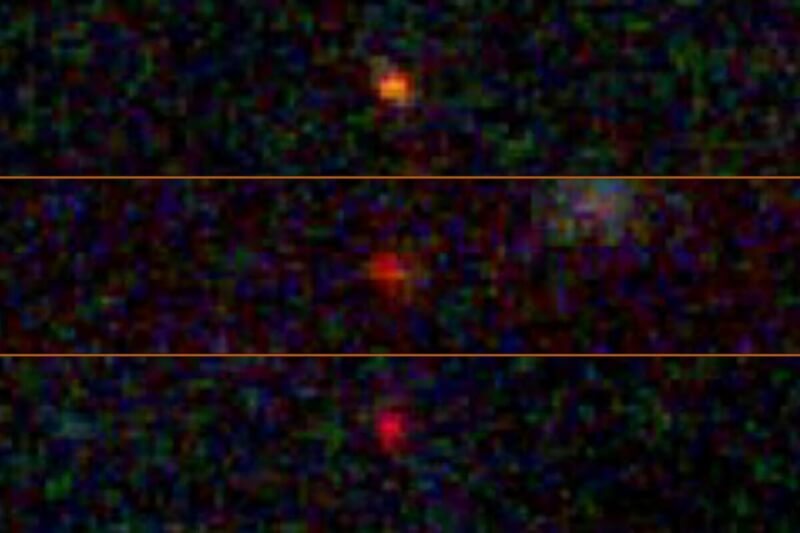 圖中三個紅色的亮點為韋伯太空望遠鏡去年12月觀測到的天體，科學家懷疑它們是暗星。（NASA/ESA/Handout via 路透社）