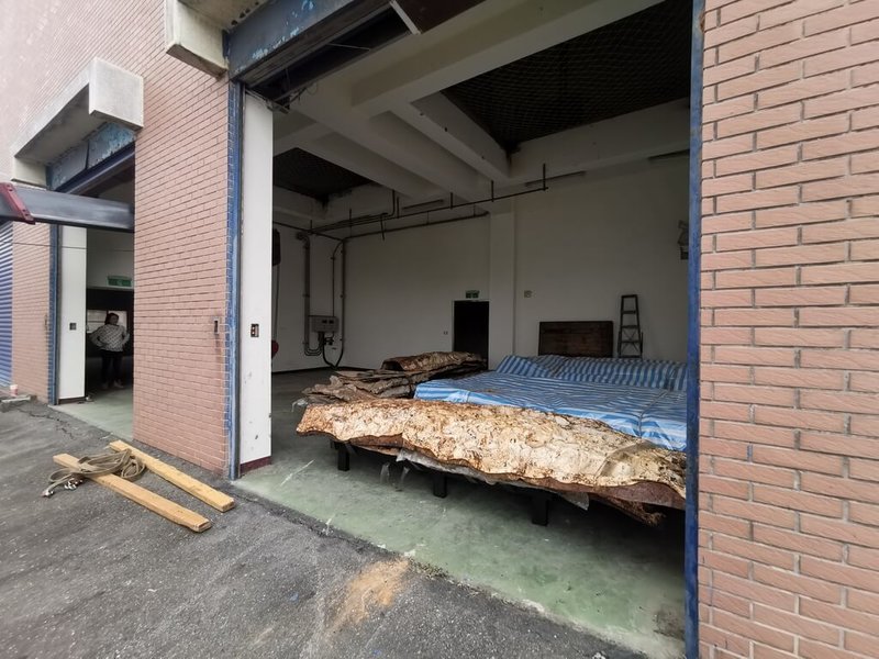 桃園捷運綠線G07車站(原桃園火車站)109年施工時出土「訊塘埔」文化遺物及近代鐵道遺構,考量颱風季將至,18日暫移置大園汙水處理廠,規劃在未來移回,並納入G07車站設計進行展示。(桃園市政府捷運工程局提供)中央社記者葉臻傳真 112年7月19日
