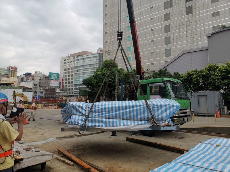 桃園捷運綠線G07車站（原桃園火車站）109年施工時出土「訊塘埔」文化遺物及近代鐵道遺構，考量颱風季將至，18日暫移置大園汙水處理廠，過程中文化局也有派員監看，共同確保遺構移置過程不致損壞。（桃園市政府捷運工程局提供） 中央社記者葉臻傳真 112年7月19日