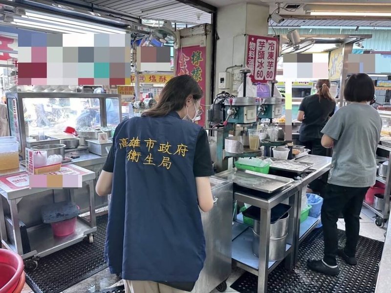 高雄市1家冰店發生食物中毒事件並檢出沙門氏桿菌，累計44人就醫；為強化冰品業者落實環境衛生管理，市府衛生局自18日起擴大啟動轄內冰店專案稽查，19日持續派員執行無預警查檢工作。（高雄市政府衛生局提供）中央社記者林巧璉傳真  112年7月19日