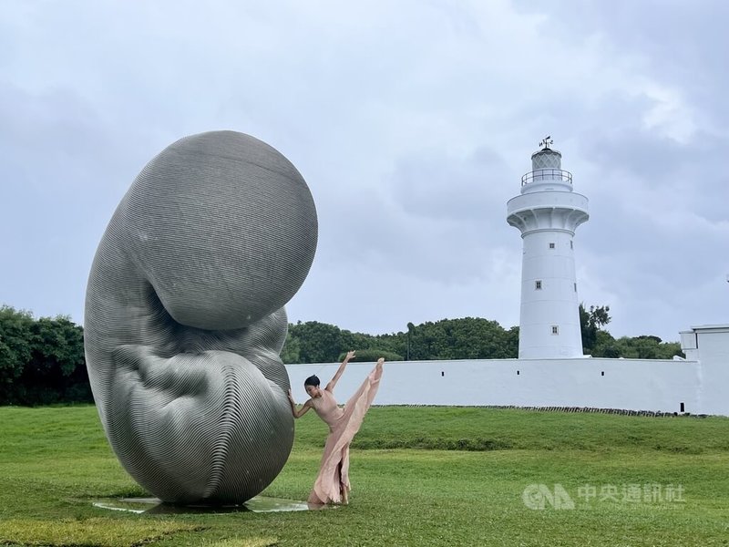 墾丁國家公園管理邀請舞蹈家簡珮如19日在鵝鑾鼻燈塔前進行「燈塔：生命與舞」跨域演出。中央社記者李卉婷攝  112年7月19日