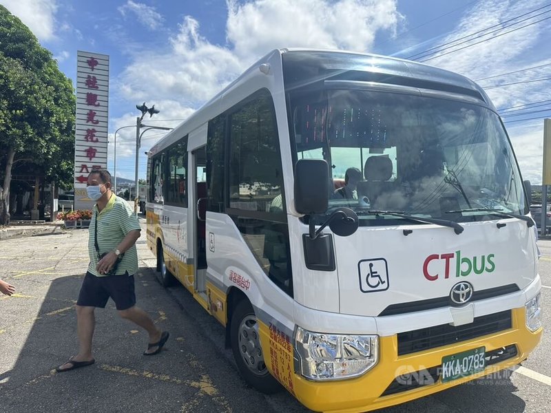 台中市888號觀光公車自6月29日起升級為「台灣好行」觀光巴士，平日每天3班，假日增至6班，駕駛19日表示，大多都是觀光客搭乘，假日人最多。中央社記者趙麗妍攝  112年7月19日