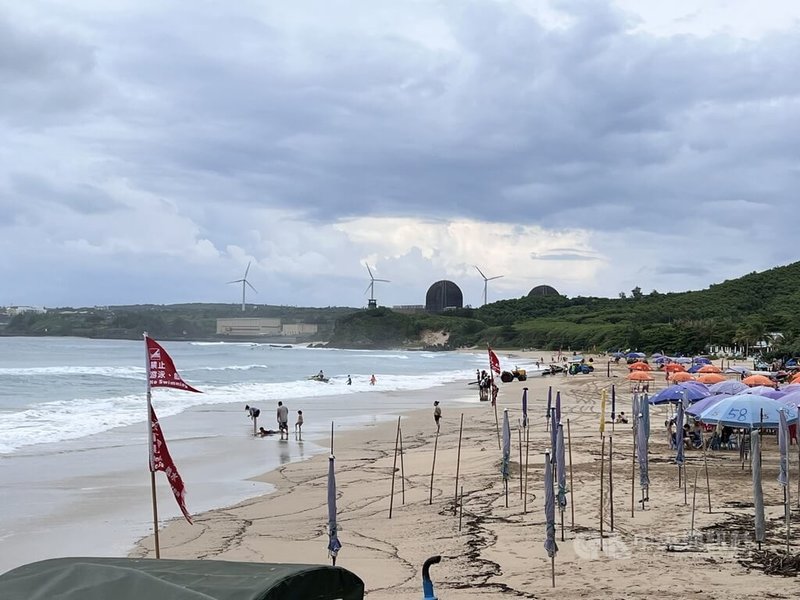 午後對流雲系發展旺盛,屏東恆春墾丁海域19日因浪大,墾丁國家公園管理處在海灘插上紅旗示警,除衝浪外,禁止從事其他非動力海域遊憩活動,避免發生危險。中央社記者李卉婷攝 112年7月19日