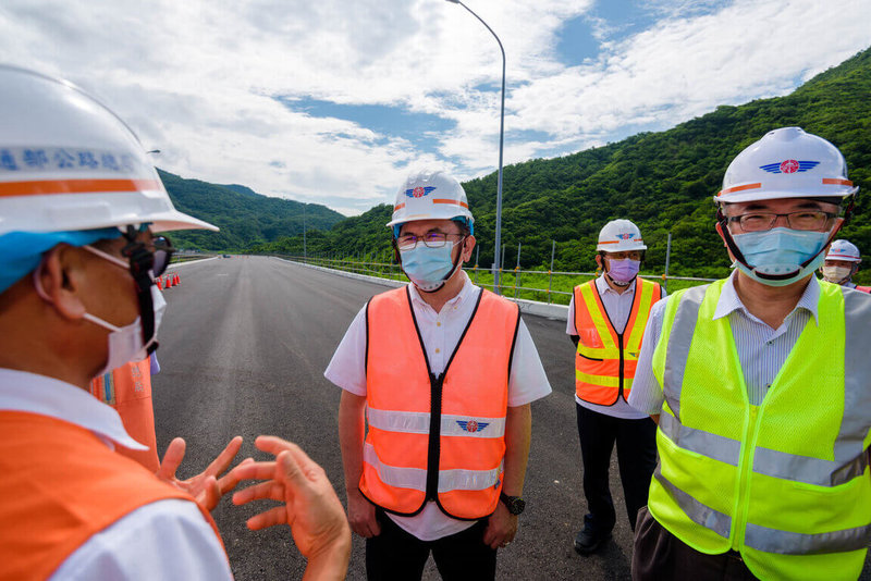 南迴公路拓寬工程，尚有屏東縣境內的雙流至新路間的瓶頸路段未改善，民進黨立委劉櫂豪（左2）要求公路總局如期在117年完工，完成全線拓寬。（劉櫂豪服務處提供）中央社記者盧太城台東傳真 112年7月19日