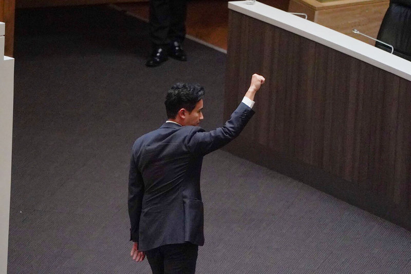 泰國國會19日二度投票選總理,憲法法庭同一天宣布暫停總理候選人、前進黨黨魁皮塔的眾議員身分,皮塔表示尊重憲法法庭決定,在國會辯論中先行步出會場。(前進黨提供)中央社記者呂欣憓曼谷傳真 112年7月19日