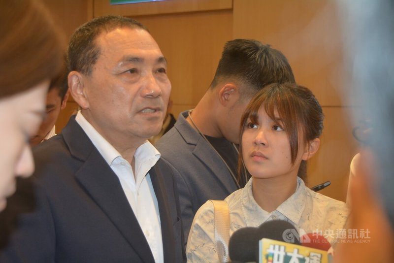 國民黨總統參選人侯友宜（左）19日受訪表示「兄弟齊心、其利斷金」，他與前高雄市長韓國瑜、鴻海創辦人郭台銘等人，都有守護中華民國的共同目標；球賽過程不斷強化戰力，最後一定會逆轉勝。中央社記者黃旭昇新北攝  112年7月19日